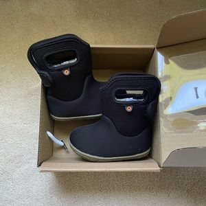 Black Infant BOGS Boots - size 4